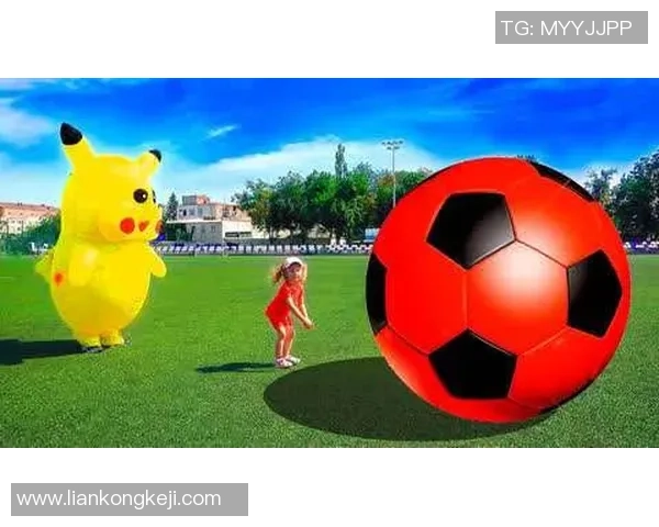 足球明星的猫狗联手踢足球展现萌趣竞技风采